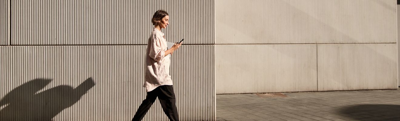 mujer paseando y viendo el móvil