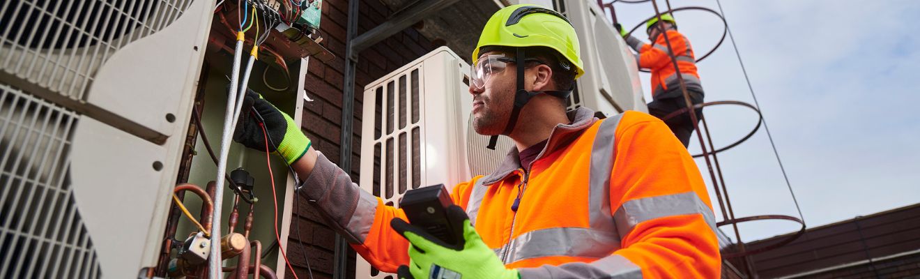 trabajador del sector eléctrico con casco amarillo